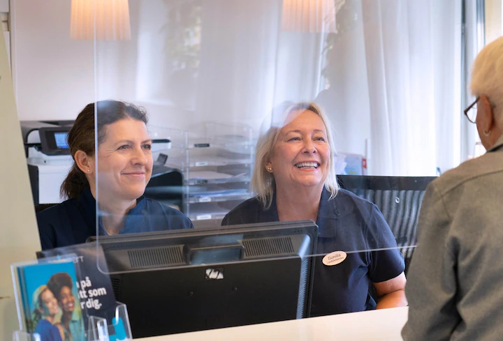 Medarbetare i receptionen på Distriktstandvården i Göteborg